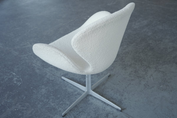 Arne Jacobsen Swan Chair