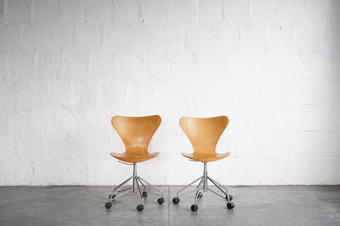 Series 7 Swivel Chairs  by Fritz Hansen