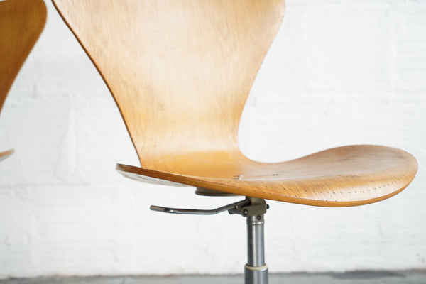 Series 7 Swivel Chairs  by Fritz Hansen